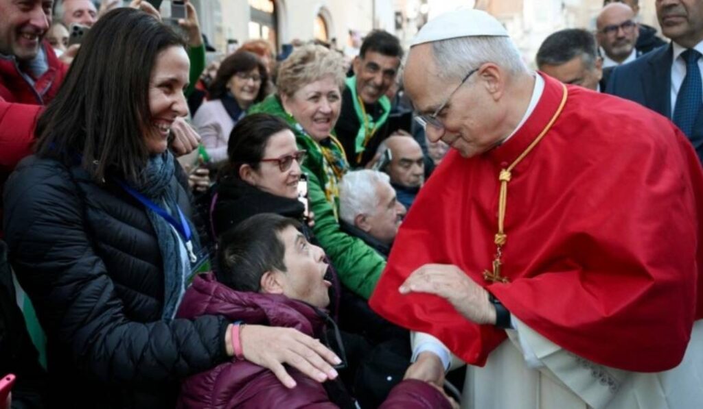 El Santo Padre saluda a un joven con discapacidad en plaza de España. Foto: Vatican Media.