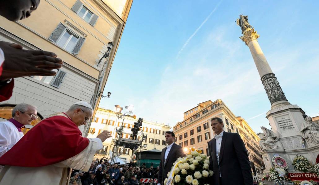 León XIV bendice las flores que ha ofrecido a la Inmaculada en plaza de España. Foto: Vatican Media.
