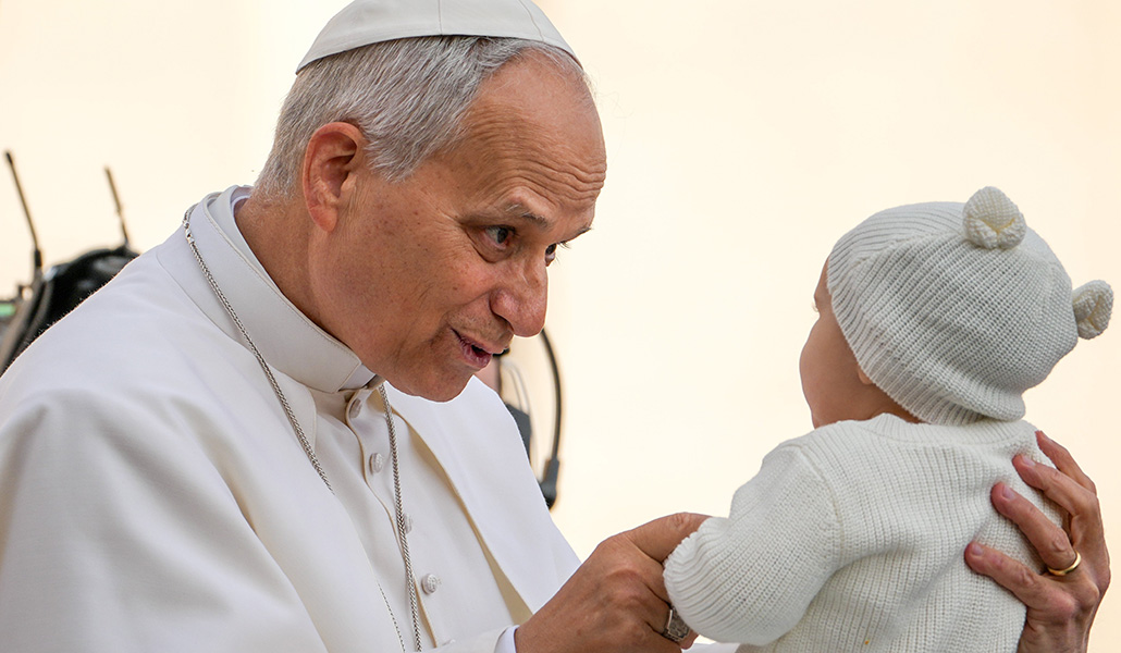 El Papa León XIV saluda a un niño desde el papamóvil mientras recorre la plaza de San Pedro el 17 de diciembre de 2025.