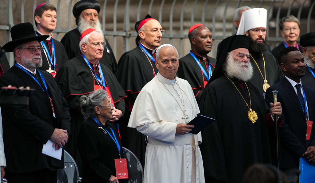 El Papa León XIV se une a líderes religiosos en el Encuentro Internacional de Diálogo y Oración por la Paz cerca del Coliseo de Roma el 28 de octubre de 2025.