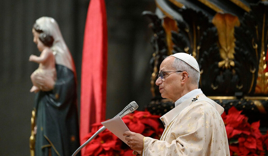 El Papa León XIV pronuncia su homilía durante la Misa matutina de Navidad en la basílica de San Pedro en el Vaticano, el 25 de diciembre de 2025.
