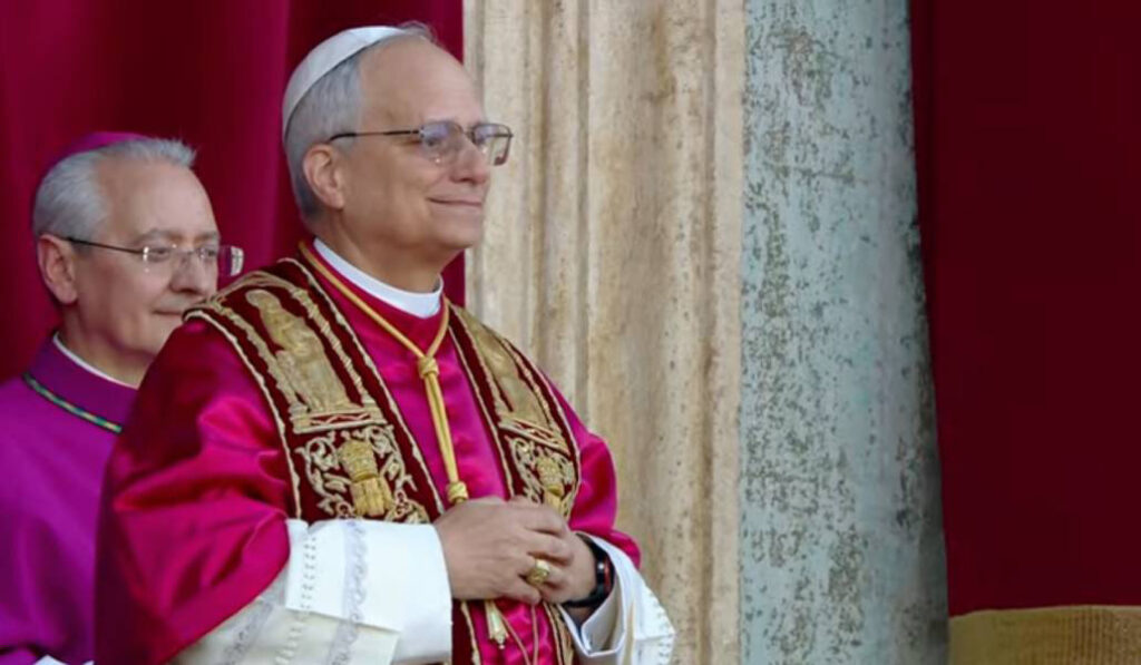 El nuevo Papa, León XIV, en la logia central de la basílica de San Pedro nada más ser elegido.