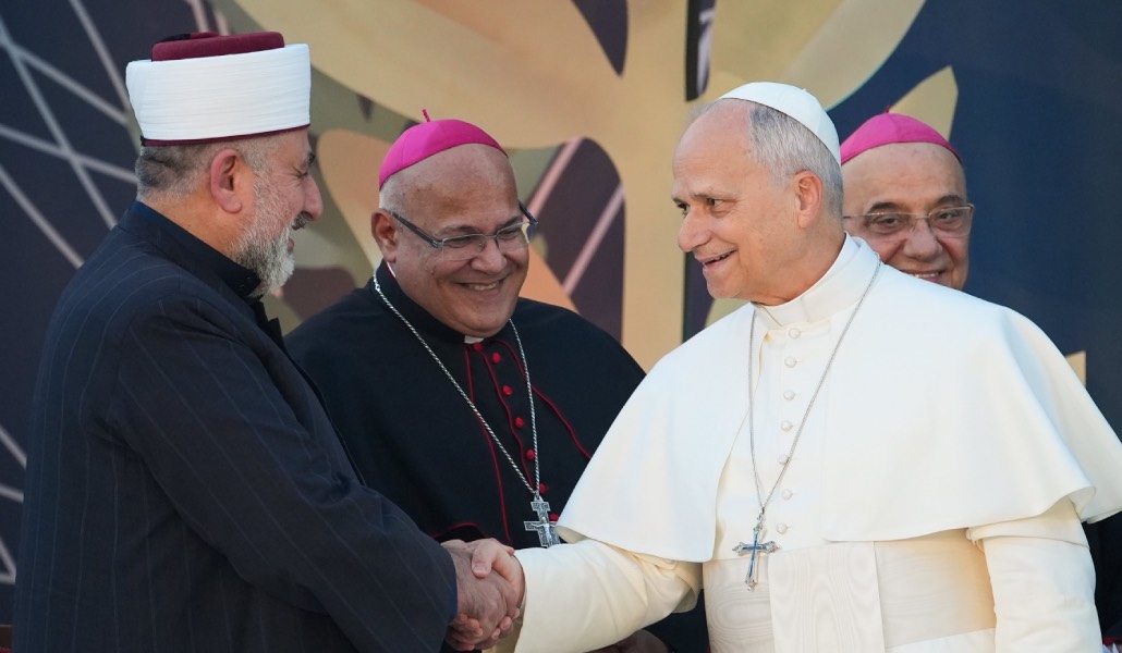 El Papa saluda al jeque Ali Kaddour, presidente del Consejo Islámico Alauita durante el encuentro con los líderes religiosos del Líbano. Foto: CNS / Lola Gómez.