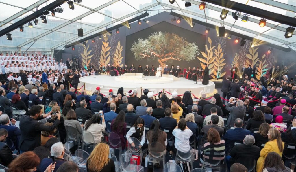 La imagen de un olivo gigante presidía el encuentro con los líderes religiosos del Líbano. Foto: CNS / Lola Gómez.