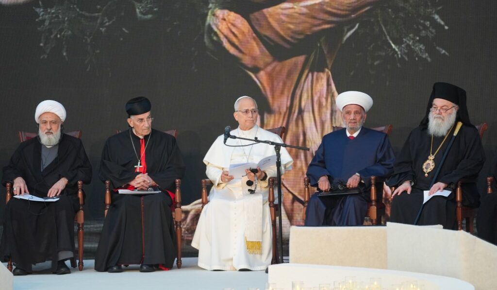 El Papa entre el patriarca maronita, cardenal Bechara Boutros Rai, y Abdul Latif Derian, gran muftí del país. A la izquierda, Ali al Khatib, y a la derecha el patriarca greco-ortodoxo Juan X de Antioquía. Foto: CNS / Lola Gómez. 