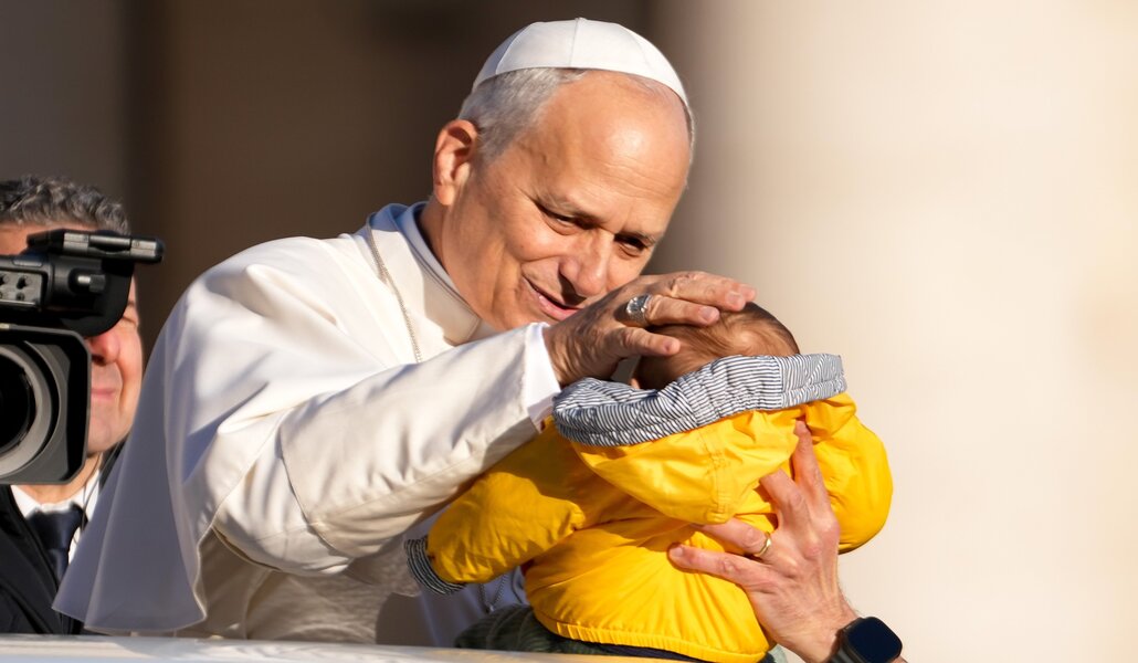 El Papa bendice a un niño en la última audiencia del año. Foto: CNS Photo / Lola Gómez.