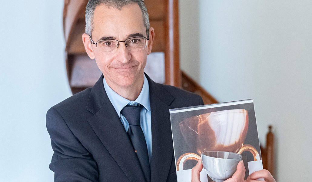 Zarzo muestra la coincidencia entre la mancha blanquecina del Santo Cáliz y un vaso de ágata clara.