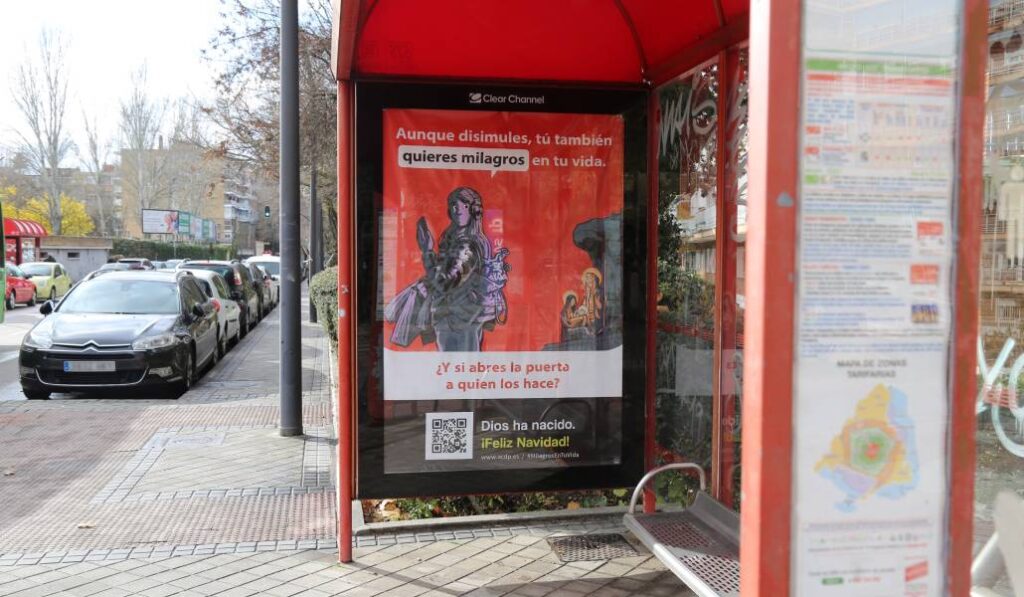 Una marquesina con un cartel de la campaña. Foto: ACdP.