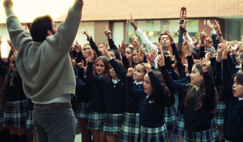 Los Hermanos Martínez con los niños del CEU durante la grabación del vídeo. Foto: Cáritas Madrid.