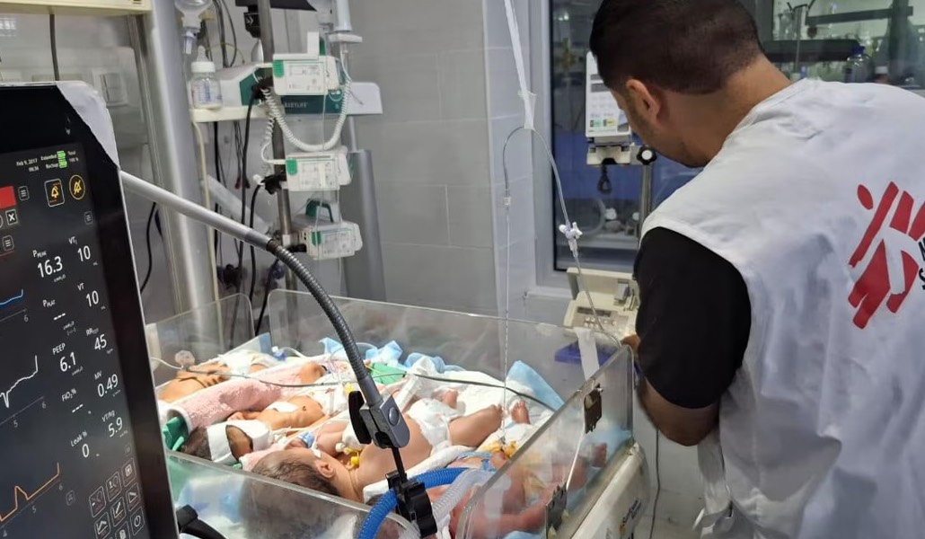 Un trabajador de Médicos Sin Fronteras atiende a cinco bebés en una sola incubadora. Foto: MSF.