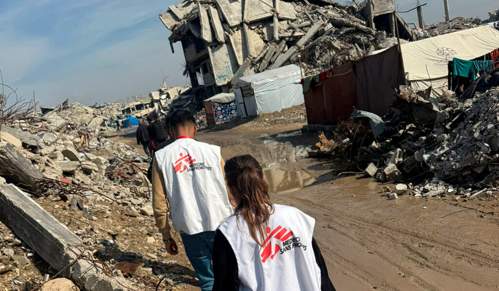 Trabajadores de Médicos Sin Fronteras entre las ruinas de la Franja.