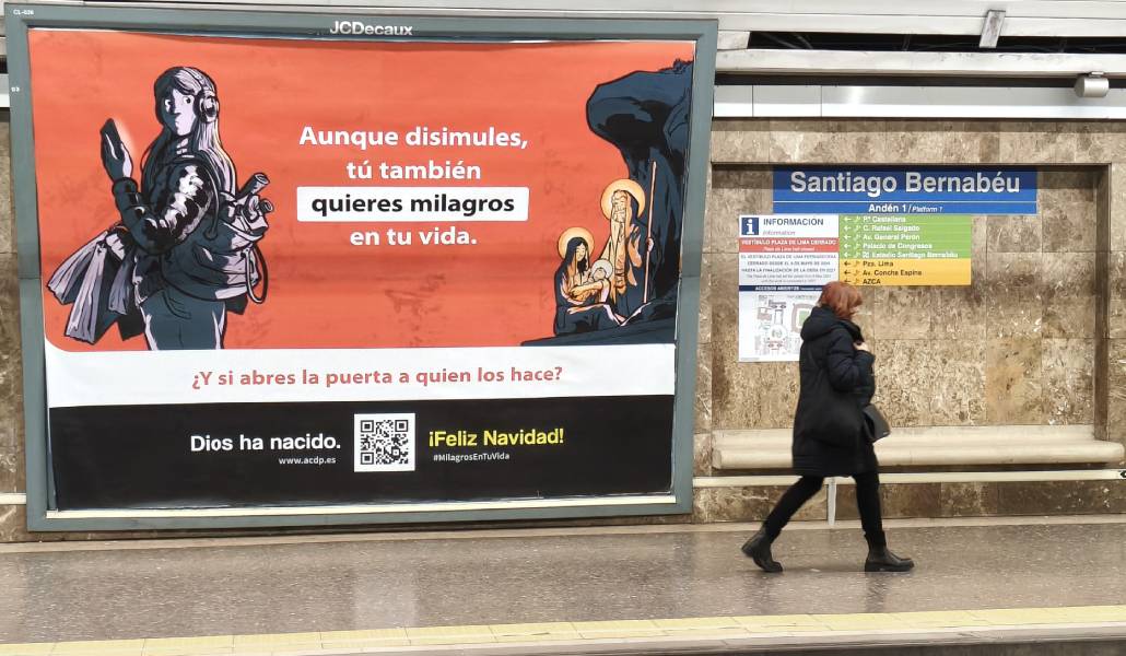 Cartel del Metro de Madrid con una imagen de la campaña. Foto: ACdP.