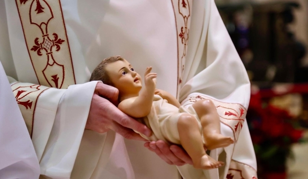 Los fieles acudieron a ver al Niño al término de la Misa. Foto: Archimadrid.