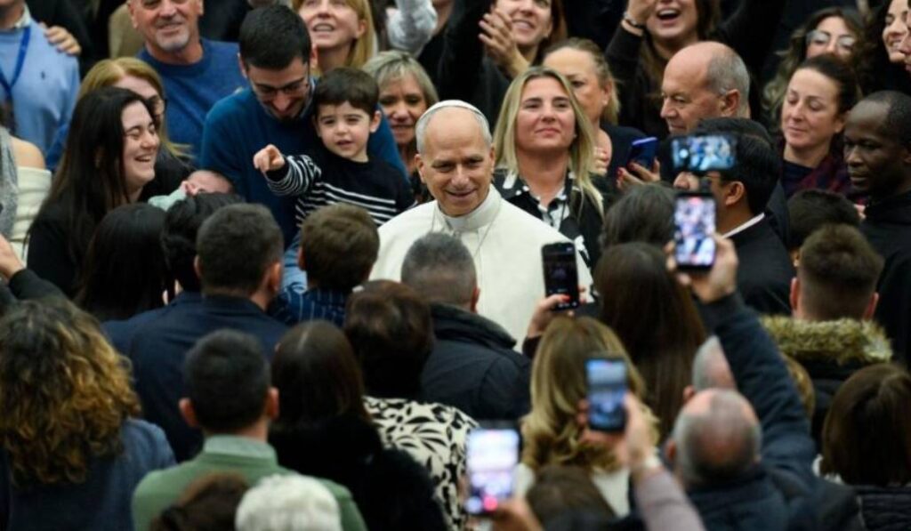 Un momento informal con los trabajadores del Vaticano. Foto: Vatican Media.