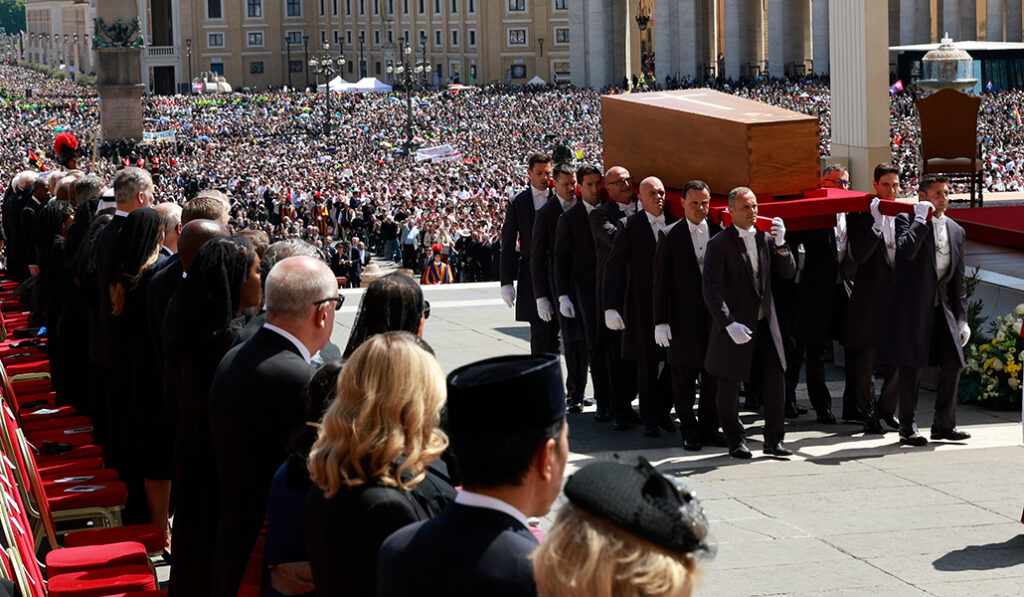 Traslado del ataúd de Francisco durante la Misa exequial.