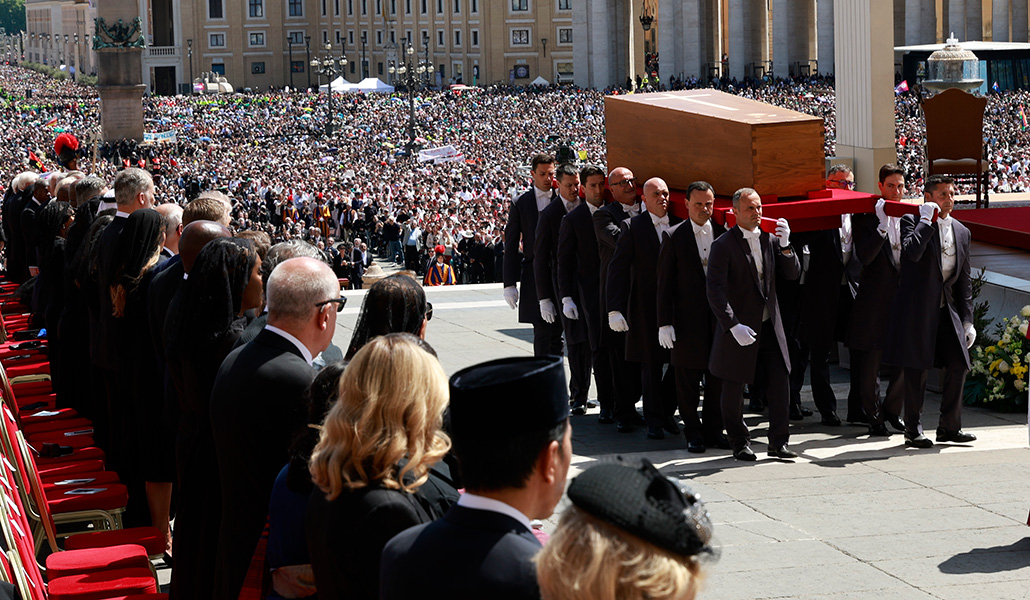 Traslado del ataúd de Francisco durante la Misa exequial.