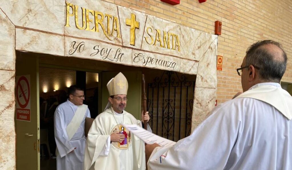 El arzobispo cruza la Puerta Santa.