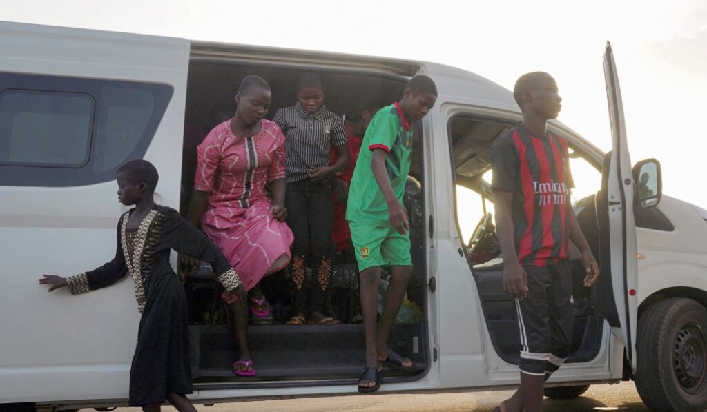 Los niños secuestrados que fueron liberados el 7 de diciembre llegan al colegio. Foto: CNS / Reuters / Marvellous Durowaiye.