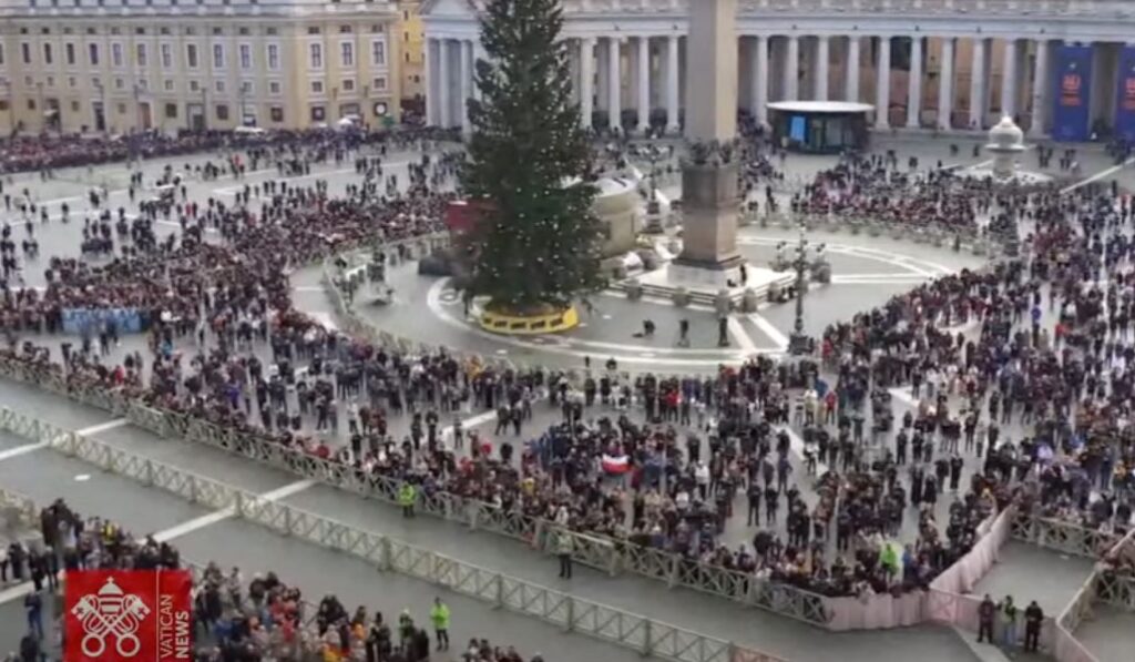 Fieles escuchan al Papa desde la plaza de San Pedro. Foto: Vatican Media.