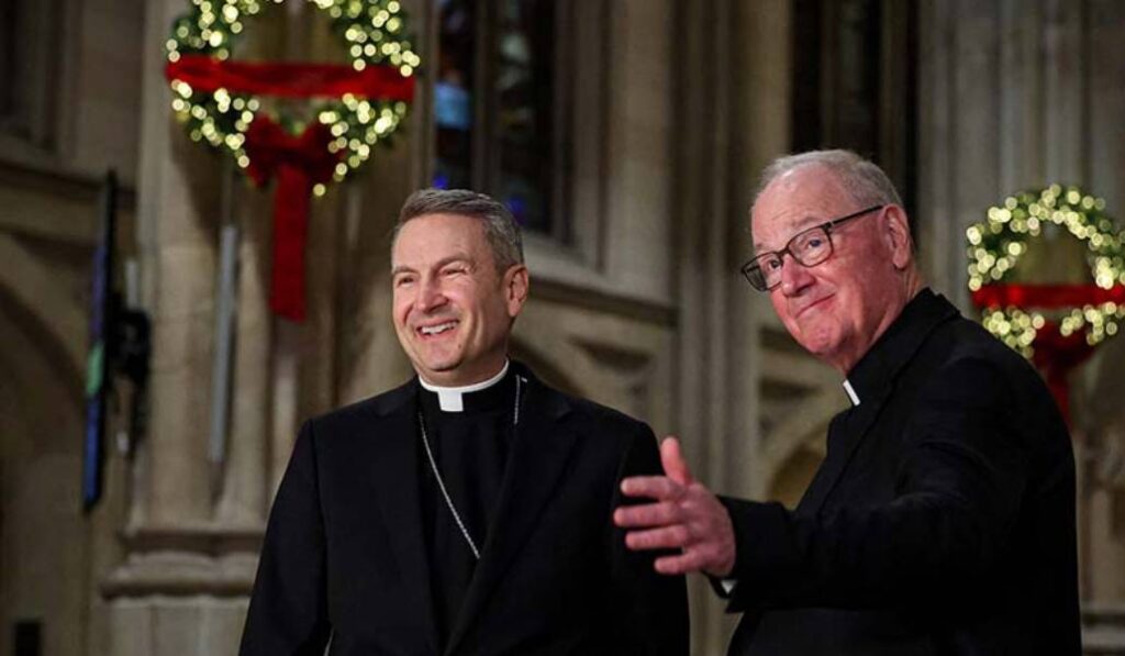El nuevo arzobispo de Nueva York y Dolan posan juntos en la catedral de San Patricio. Foto: CNS.