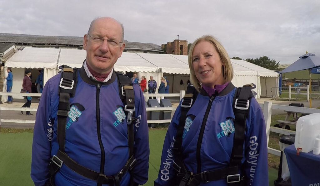 El obispo antes de saltar en paracaídas.