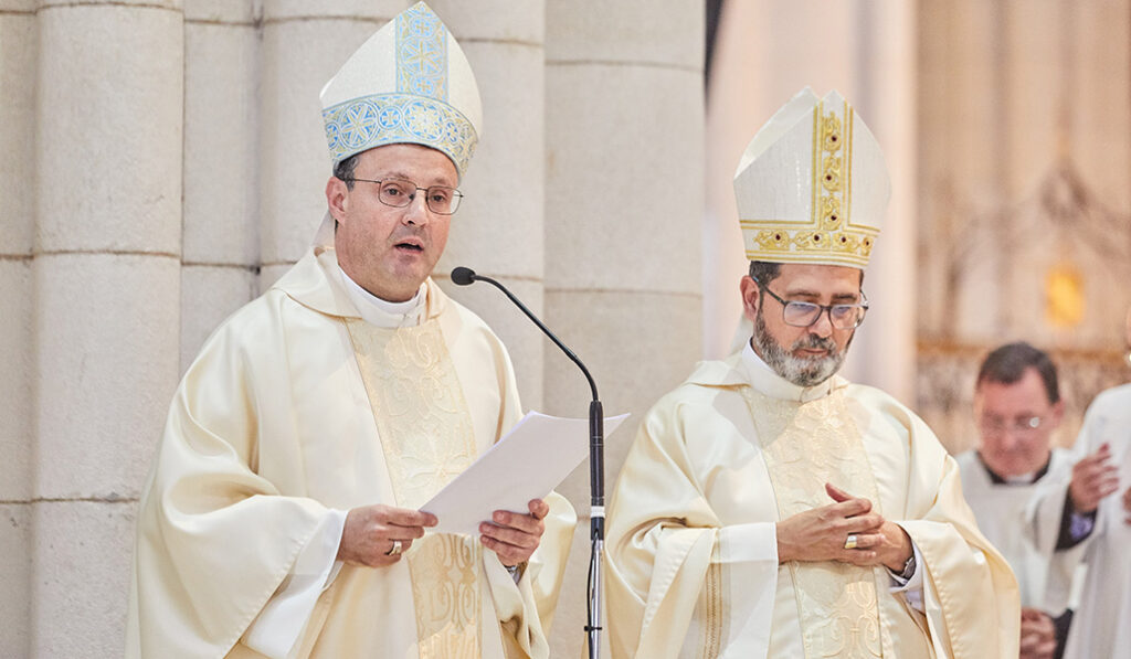 José Antonio Álvarez (derecha) el día de su ordenación episcopal.