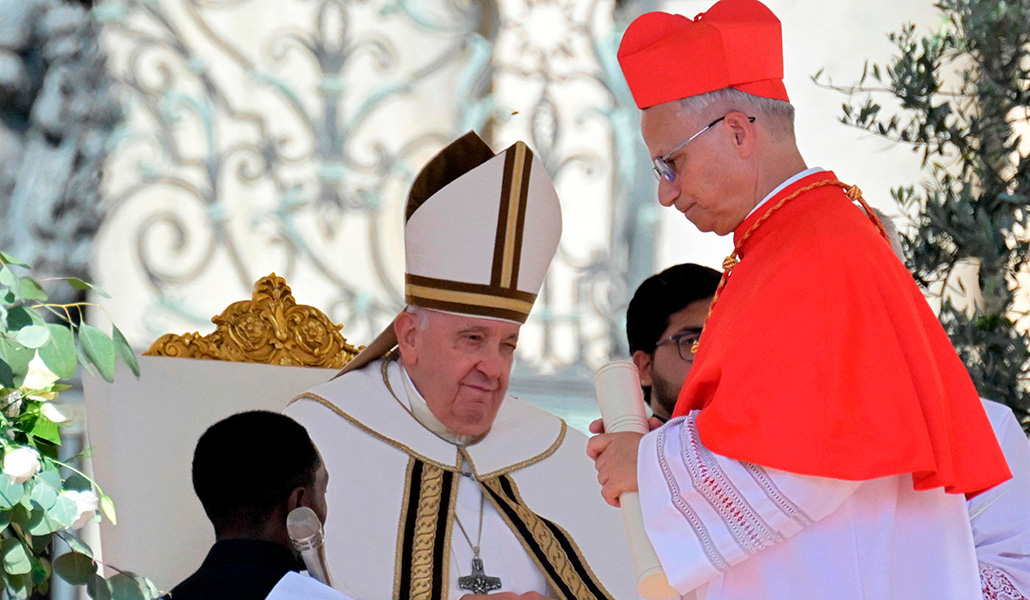 Francisco con el cardenal Robert Prevost el 30 de septiembre de 2023, día en el que lo creó cardenal.