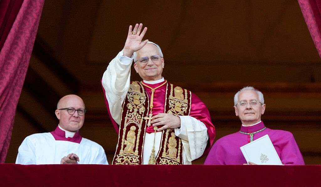 Primer saludo de León XIV desde el balcón de San Pedro.