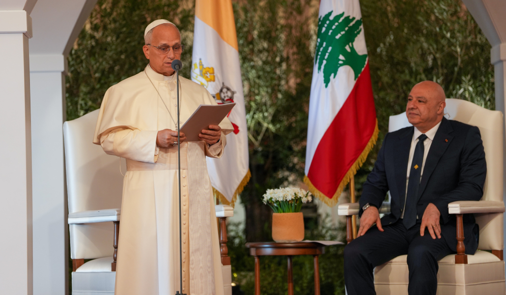 El Papa pide el fin de los ataques antes de subirse al avión con destino a Roma.