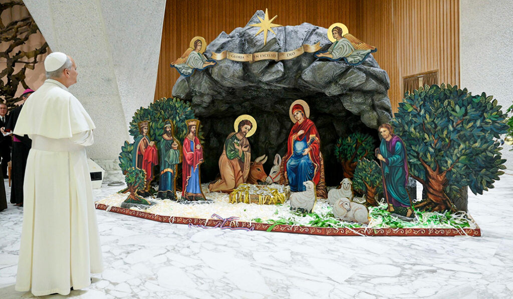 El Santo Padre se detuvo ante el belén provida costarricense.