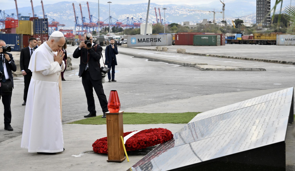 El Papa reza en la zona de la explosión del puerto de Beirut.