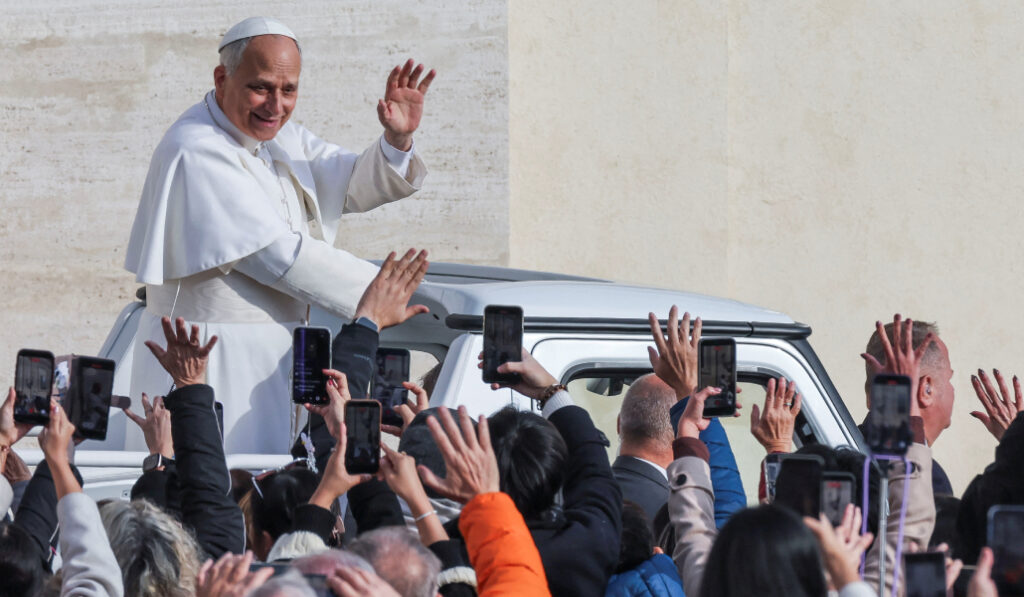 El Papa saluda a los fieles.
