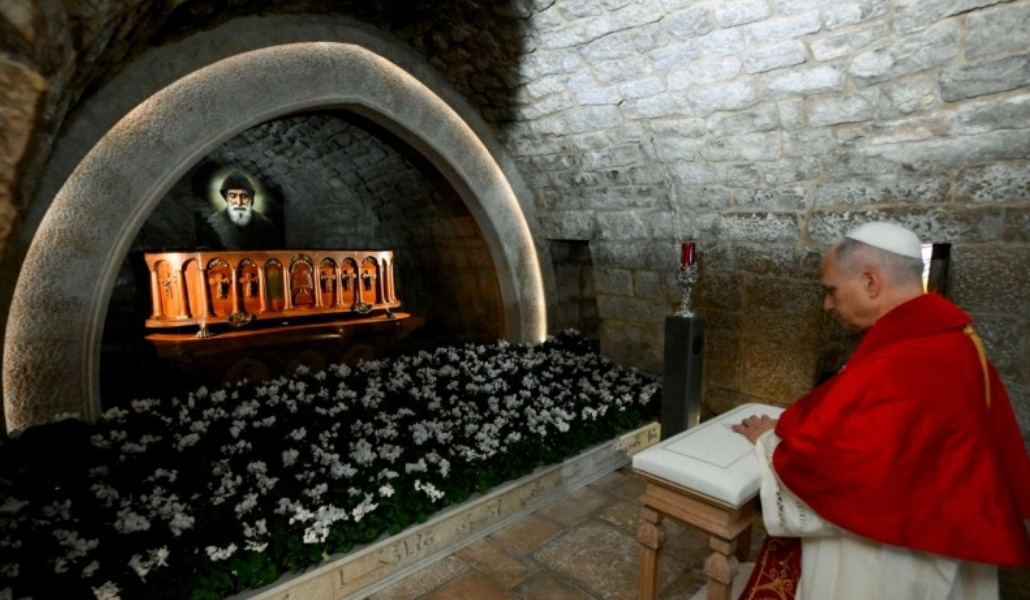 El Papa ante la tumba de san Charbel.