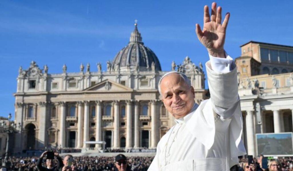 León XIV saluda a los fieles durante la audiencia. Foto: Vatican News.