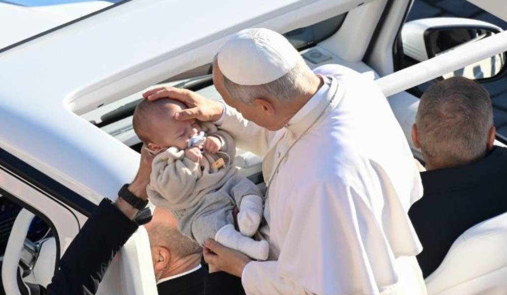 El Papa bendice a un niño en su recorrido entre los fieles. Foto: Vatican News.