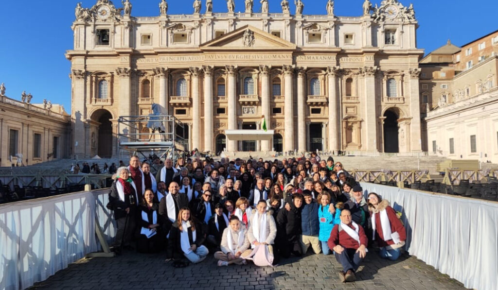 El grupo de fieles ante las puertas de San Pedro.