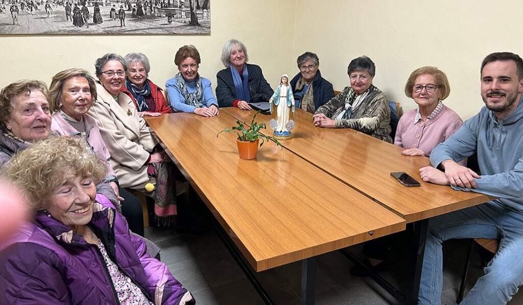 Los mayores comparten la vida en los locales del templo.
