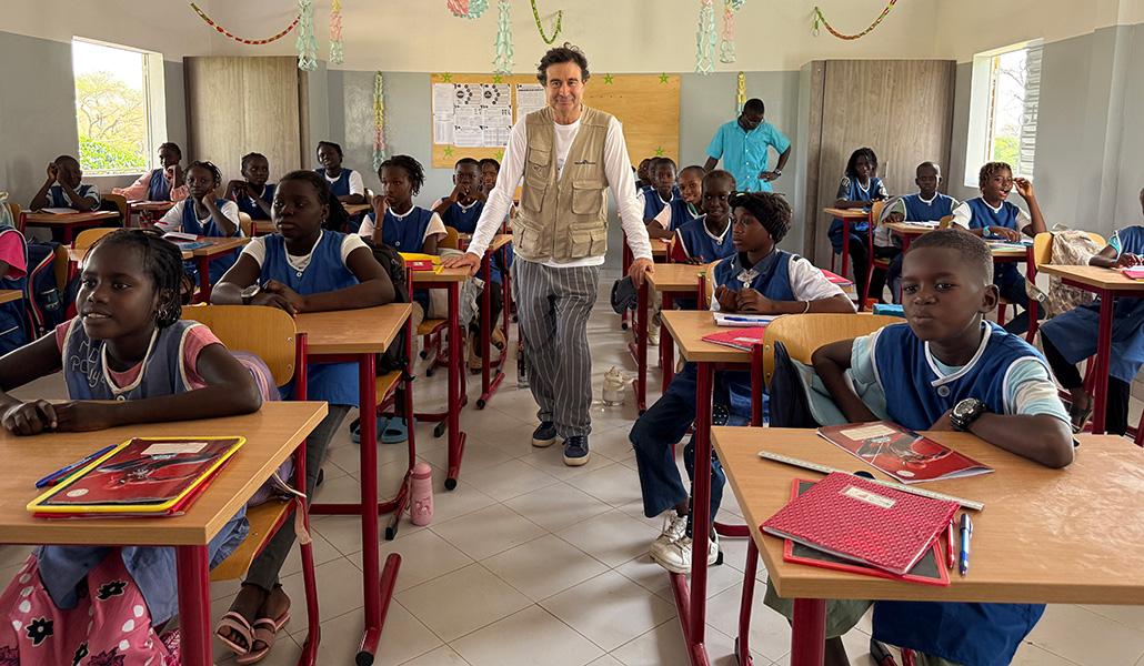 El cocinero y jurado de MasterChef en el colegio de Primaria de Sanghé.