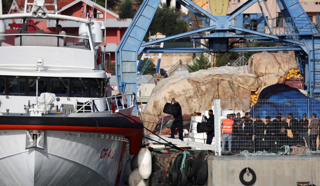 Migrantes en Albania emprenden su viaje de vuelta a Italia. Foto: Reuters / Florion Goga.