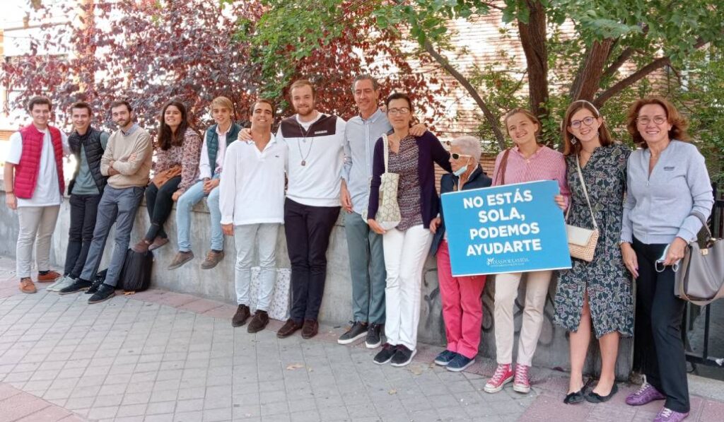 Varios de los numerosos voluntarios que participan en las campañas de 40 Días por la Vida en España. Foto: 40DPLV.