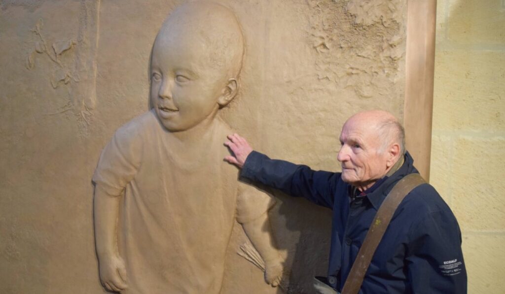 El artista posa delante de la puerta del Niño Jesús. Foto: archidiócesis de Burgos.