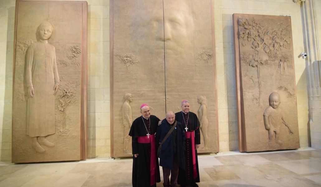 Fidel Herráez, Antonio López y Mario Iceta posan delante de las puertas de Antonio López. Foto: Archidiécesis de Burgos.