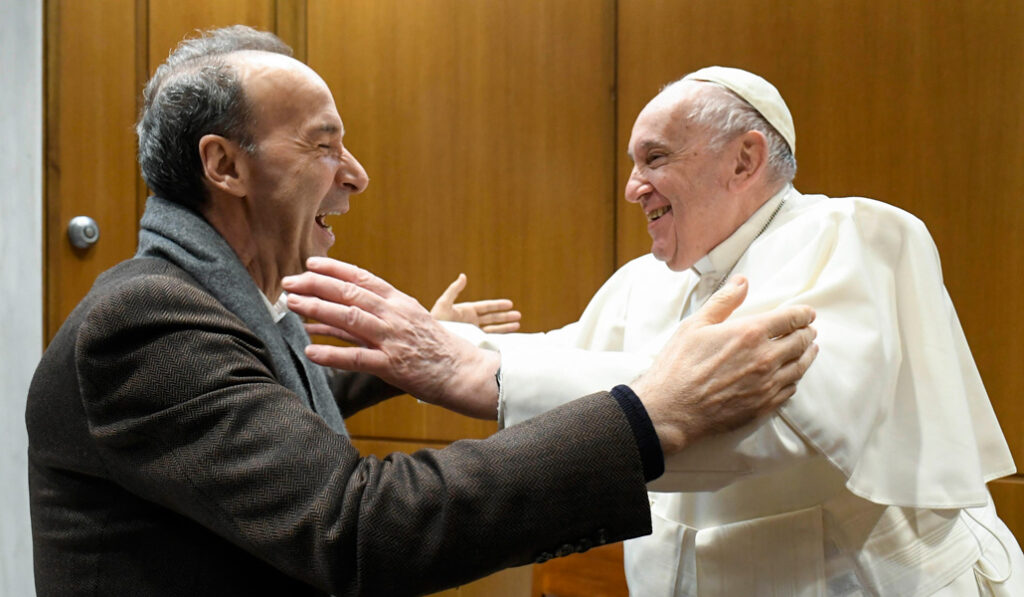 Francisco y Benigni durante su encuentro en 2022. Foto: Vatican Media.