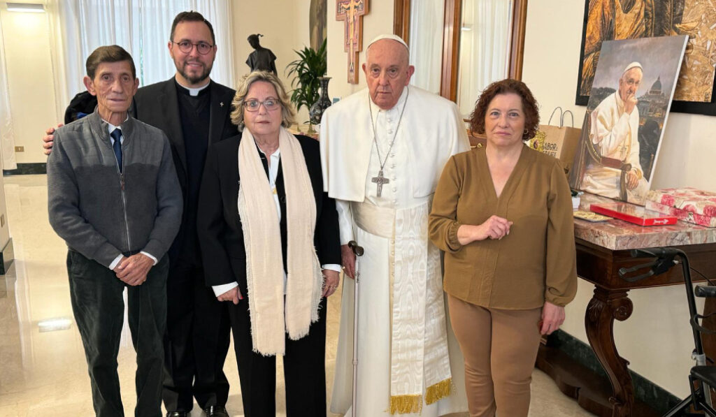Salvador junto a sus padres y el Papa.