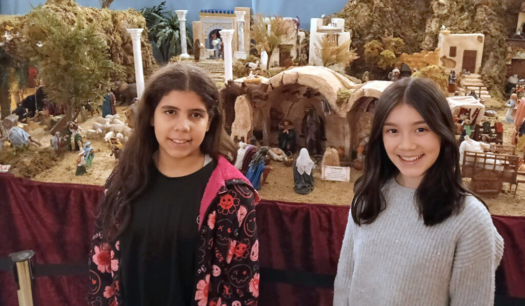 Ainhoa y Valeria, las dos estrellas del reportaje, tienen la misión de anunciar a los mayores.