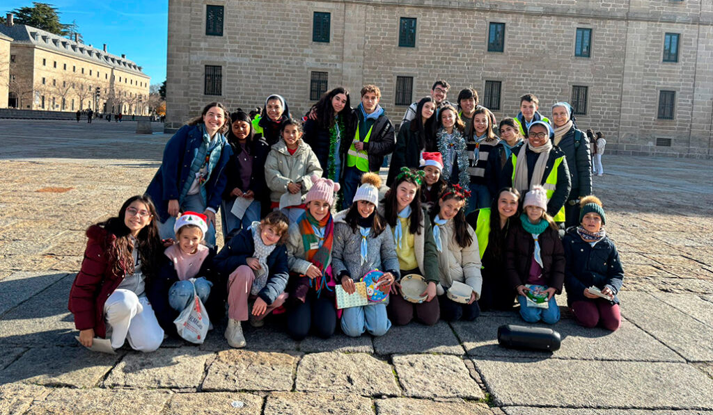Alumnos concepcionistas en San Lorenzo. Aprovecharon su cercanía a Segovia para organizar un acto conjunto.