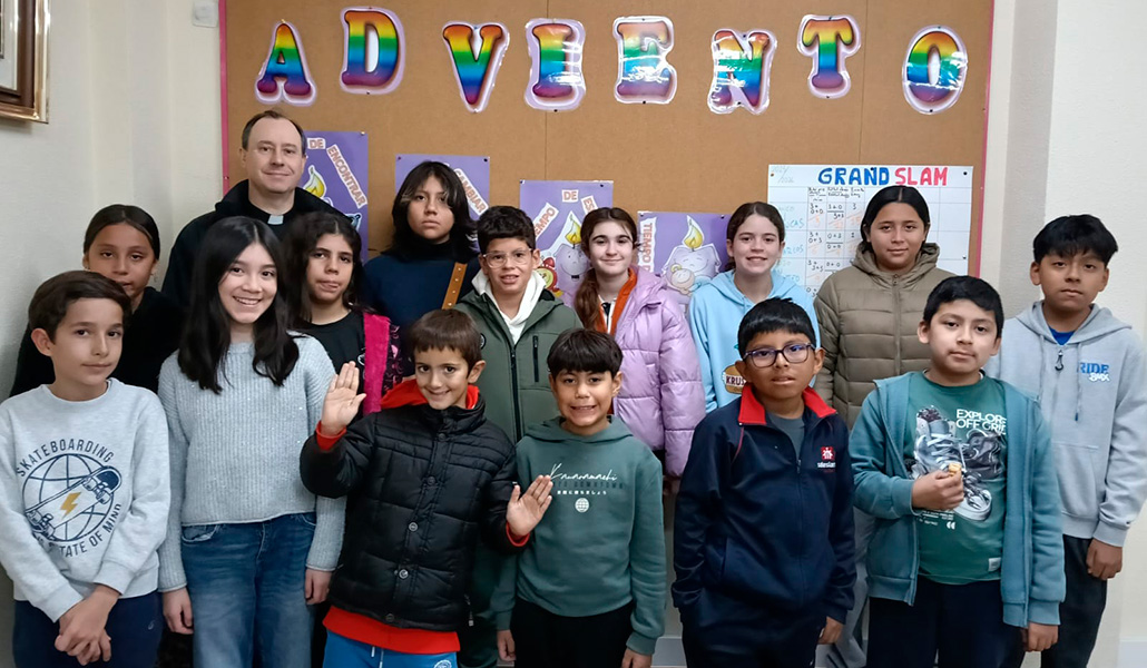 Víctor González con los niños de Nuestra Señora de los Álamos. También es su arcipreste.