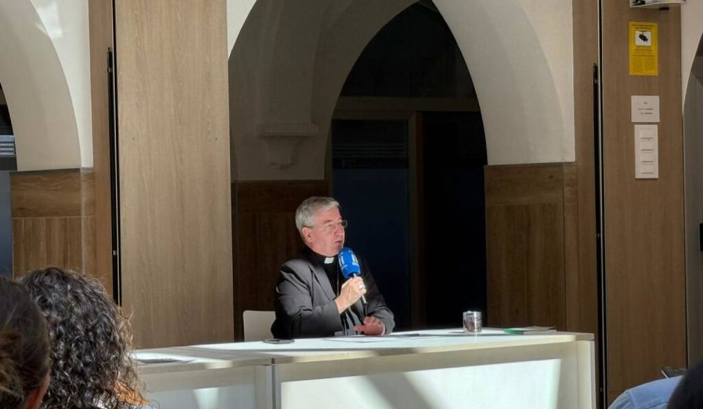 El obispo en el Encuentro Diocesano de responsables y agentes de Pastoral Juvenil Vocacional. Foto: Diócesis de San Sebastián.