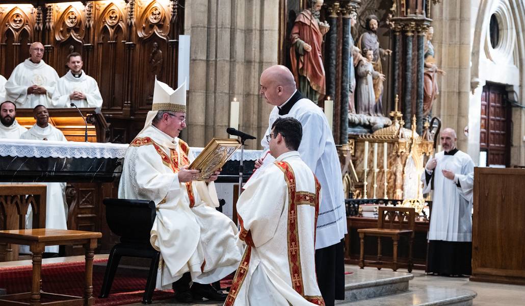 Prado durante la ordenación de un diácono en junio pasado. Foto: Diócesis de San Sebastián.