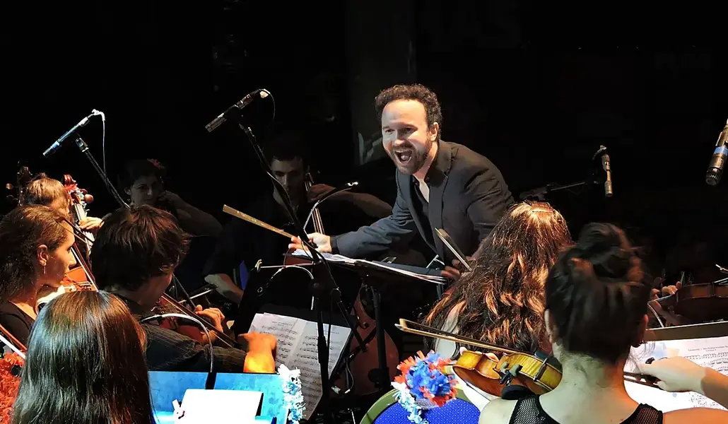 Simarro dirigiendo su orquesta. Foto: ABC.